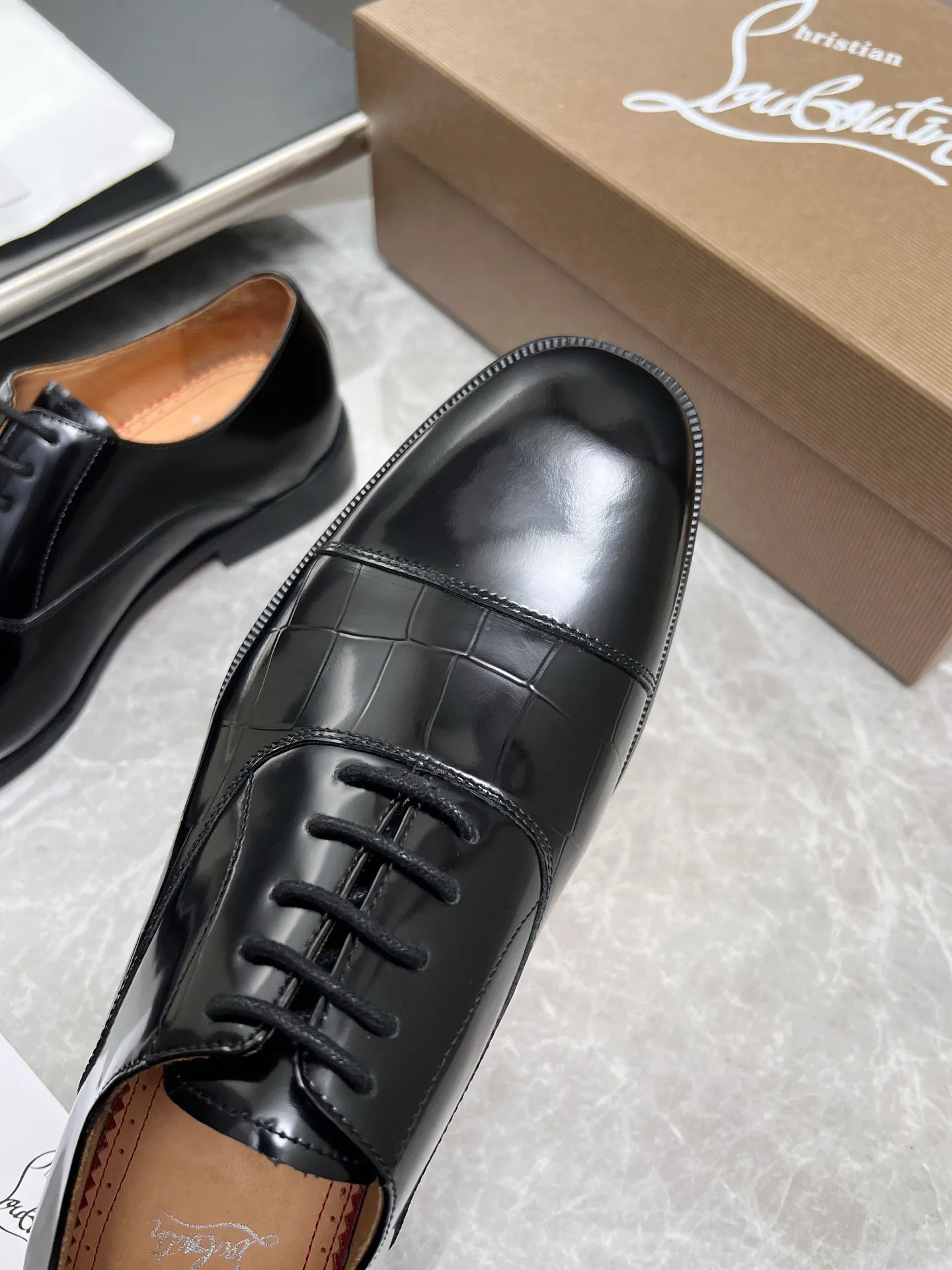 [CL red sole] Top P: 900💰 Number of yards: 39~44 (38.4546. Customized, non-refundable) CL new men's formal shoes Loaf leather shoes Christia* Loubouti* red sole shoes The red sole is luxurious and elegant, reshaping the style boundary of casual formal wear. It is extremely innovative in material selection, and creates a rich visual and tactile experience through the collision of different materials! Made of top-grade calfskin/glossy patent leather/spliced ​​technical fabric in contrasting colors. The upper is stitched by hand with fine and even stitching. It is based on the square-toe loafer shoe shape, with neat and elegant lines, which fits the toughness of men's wear. The upper is embellished with metal rivets, injecting individual details into classic loafers, breaking the mediocrity of casual shoes, and giving a concrete expression of "low-key luxury". From the original color/red cowhide lining inside the shoe to the instantly recognizable red sole, the "red sole" is not only the brand's visual identity, but also a "luxury codeword" when walking. The red sole exposed inadvertently conveys taste and identity instantly. From the innovative splicing of materials, to the personalized fusion of design, to the ingenious inheritance of craftsmanship, the Christian Louboutin men's loafer series is not only a pair of casual shoes, but also a "yuppie style" dressing weapon for men. Whether it is a casual business meeting or a casual look for daily travel, it can help you become a unique and stylish man in every occasion with its "red Loaf" attitude.